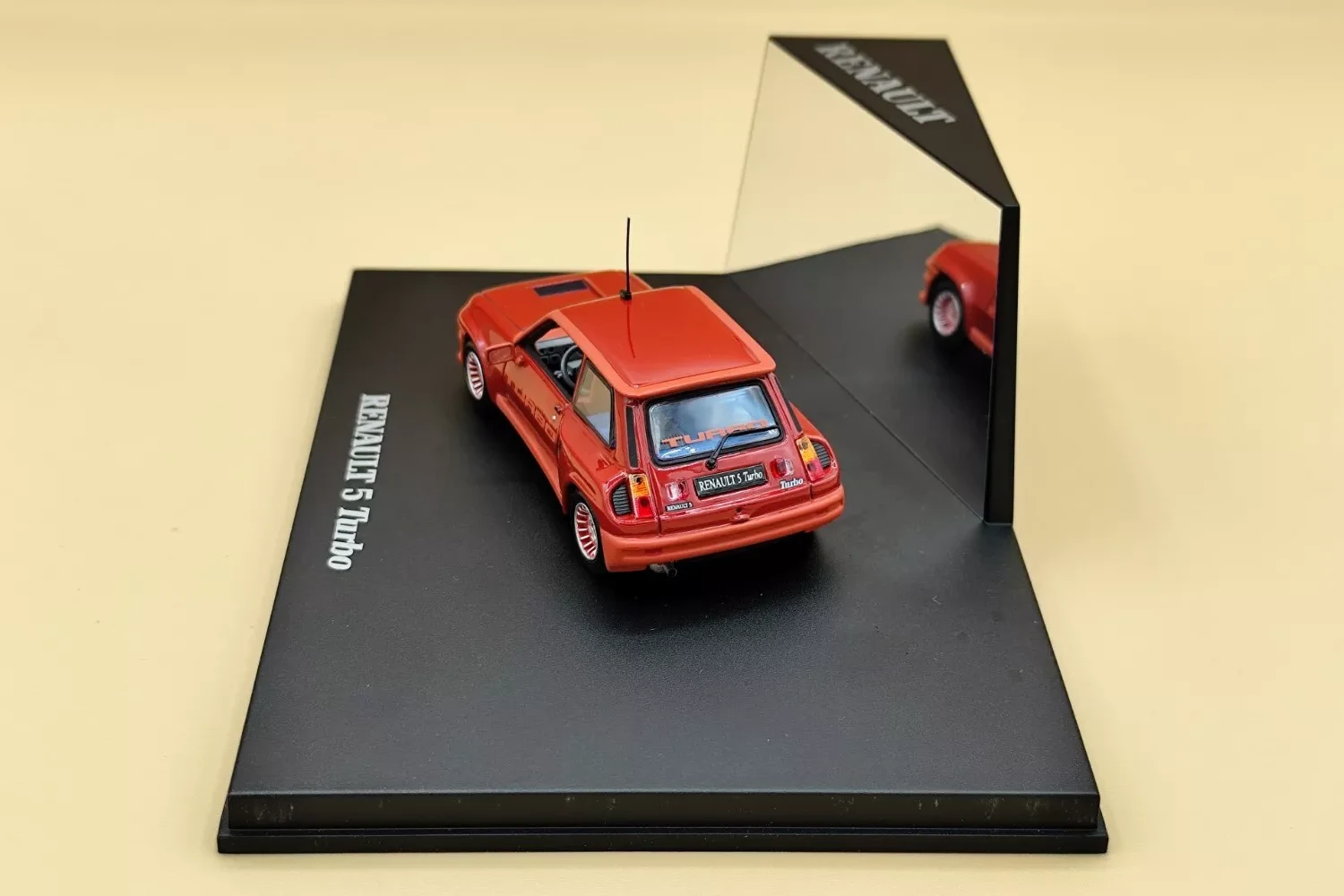 1980_Renault_5_Turbo_civile_Universal-Hobbies_UH1701_Rojo_05b