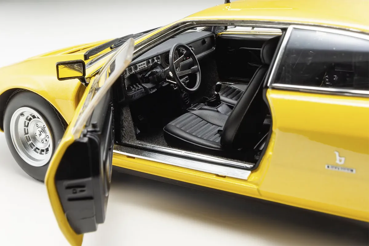 1973_Lamborghini_Urraco_P250_Kyosho_1-18_08446GY_Amarillo_03