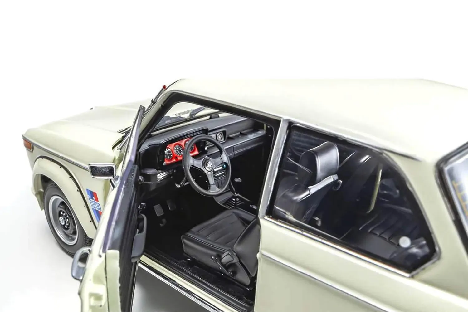 1973_BMW_2002_Turbo_Kyosho_1-18_8544W_Blanco_03b