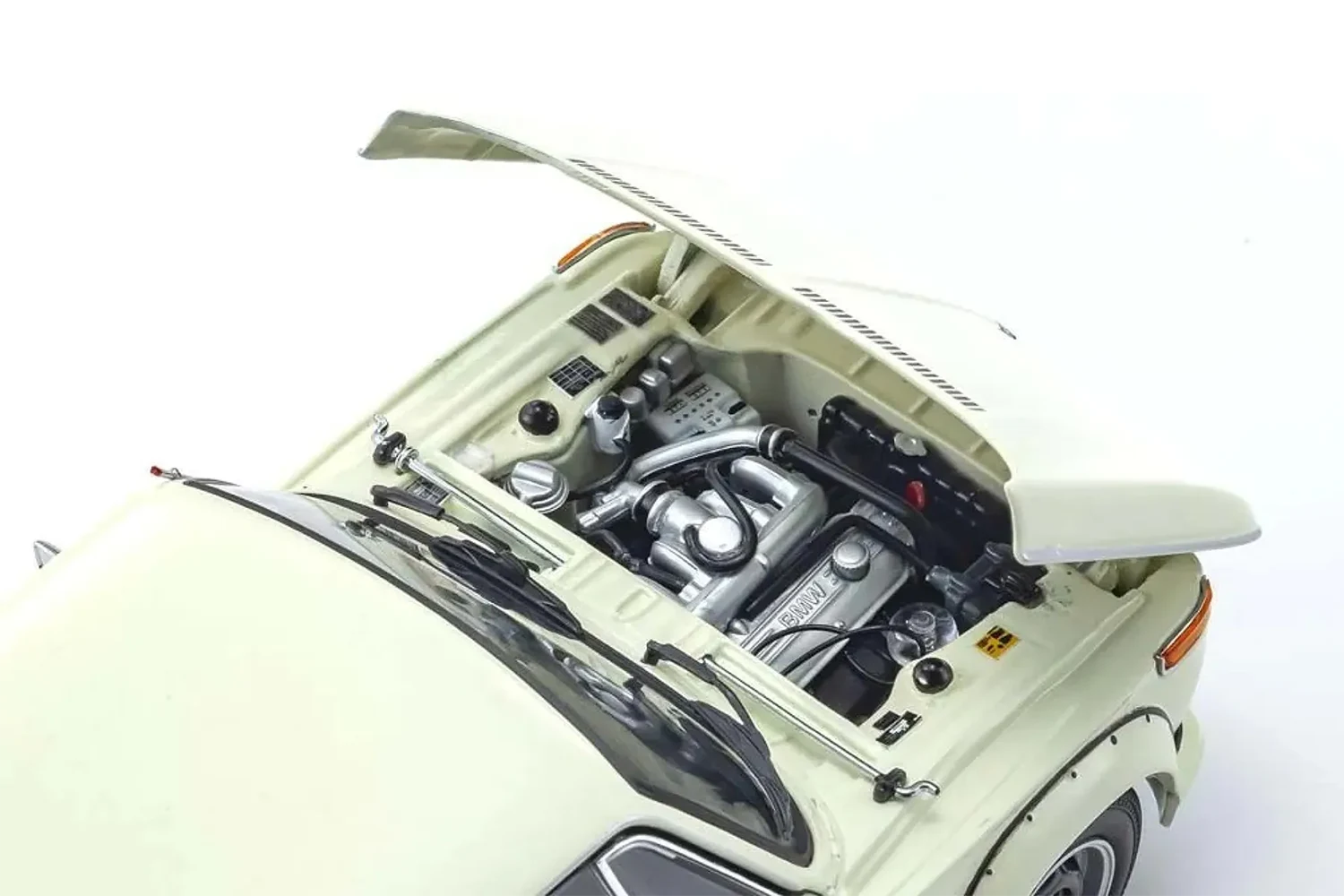 1973_BMW_2002_Turbo_Kyosho_1-18_8544W_Blanco_05b