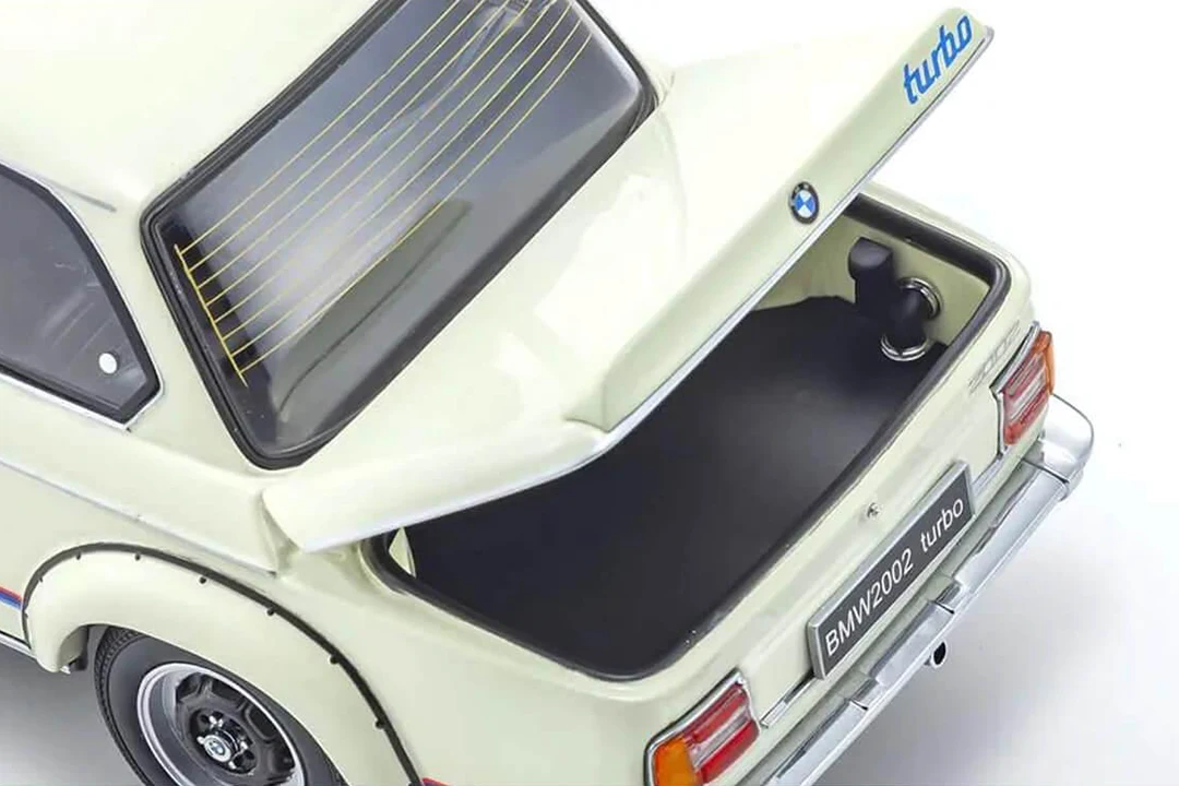 1973_BMW_2002_Turbo_Kyosho_1-18_8544W_Blanco_06b