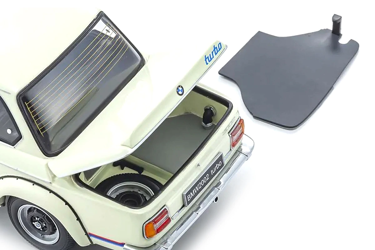 1973_BMW_2002_Turbo_Kyosho_1-18_8544W_Blanco_07b