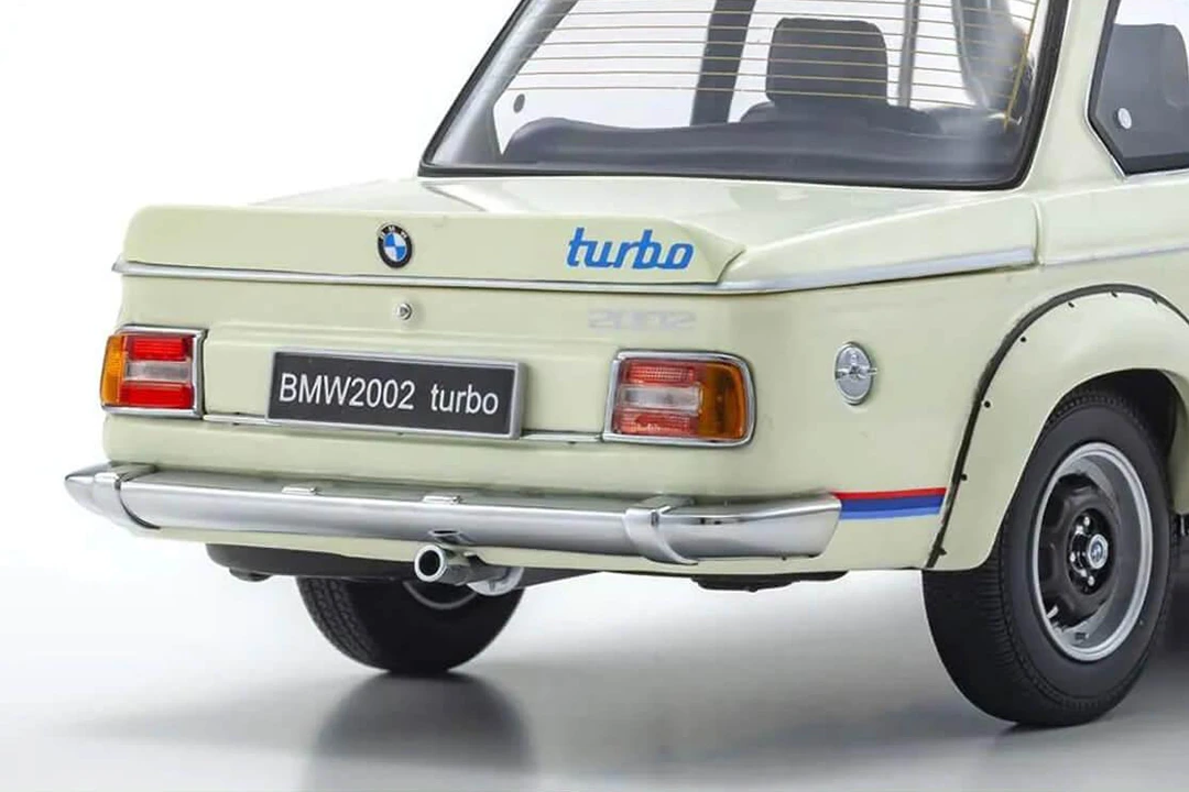 1973_BMW_2002_Turbo_Kyosho_1-18_8544W_Blanco_08