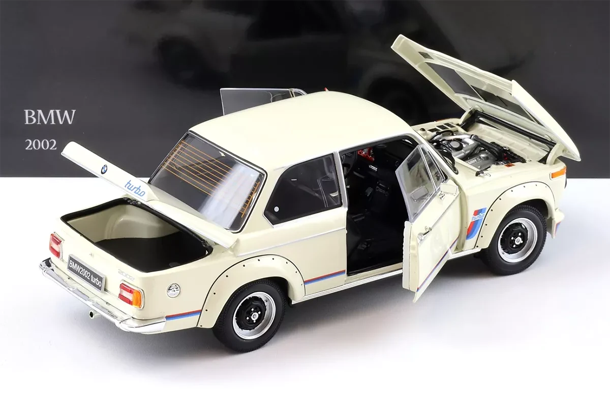 1973_BMW_2002_Turbo_Kyosho_1-18_8544W_Blanco_10