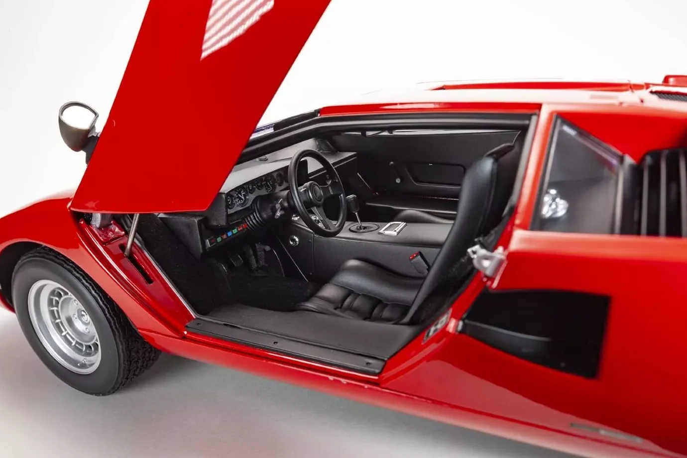 1974_Lamborghini_Countach_LP400_Kyosho_1-12_08611R_Rojo_03b