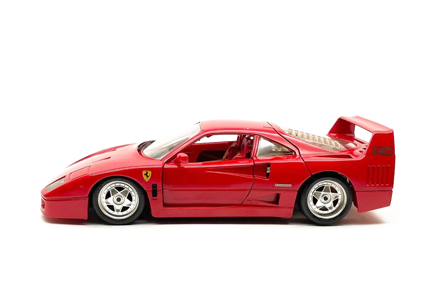 1987_Ferrari_F40_Bburago_1-18_3032_01b